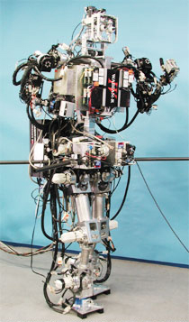 二足歩行ロボット『WABIAN-RIV』（2001年）。身長189センチメートル、体重131.4キログラム。人間の身振りや手振り、音声による指示に応じて、歩く向きやテンポ、歩幅などを変更する。喜び、悲しみ、怒りの3つの感情を表現しながらの歩行ができる（写真提供：早稲田大学高西敦夫研究室）