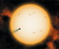 惑星「HD149026b」が恒星の前を通過している想像図（(c) Lynette Cook）。黄色いのは恒星で、黒く影になっているのが惑星を表す。恒星に近く、温度が高いため、惑星大気が流れ出て尾を引いている可能性がある（資料提供：井田茂氏）