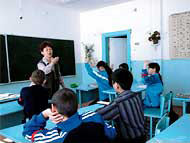現地の小学校で行なわれているウデヘ語の授業風景（写真提供：津曲敏郎氏）