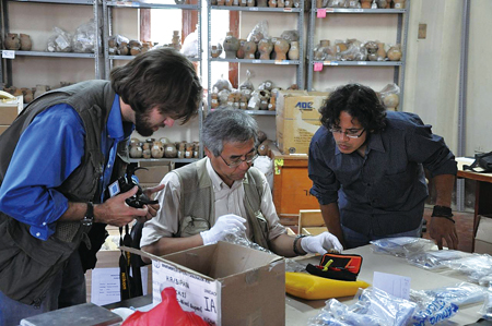 ペルーの博物館で人骨から調査のサンプルを採取している。隣にいるのはアメリカ人とペルー人の研究者