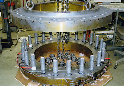 内径が約50cmで石油配管に広く使用されているフランジ。重さが1組（2枚1組で使用）で約280kg。ねじの外径が33mmのボルトを24本使って締め付ける＜写真提供：福岡俊道氏＞