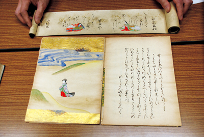 日本初の女性絵本作家「居初つな」が制作したとされる「奈良絵本・絵巻」（写真左上）。幅10cm程度の小さな絵巻で、紫式部などが描かれている（写真下）。絵本は、「鉢かづき」という物語。人物が愛らしい表情をしている（写真右上）＜資料提供：石川透氏＞